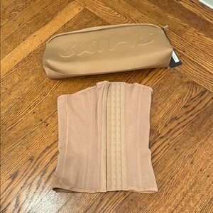 SKIMS  Waist Trainer in Clay with case